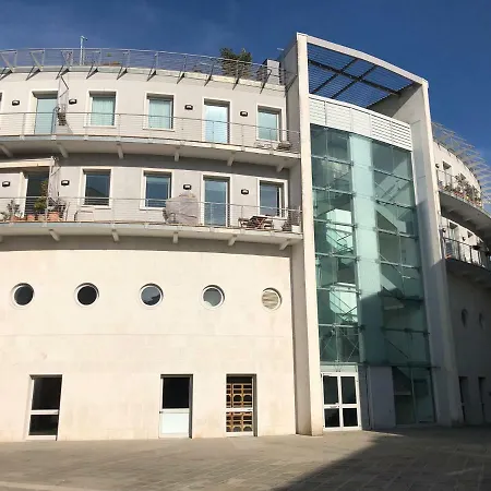 Modern Sunny In Residental Area Apartment Venice