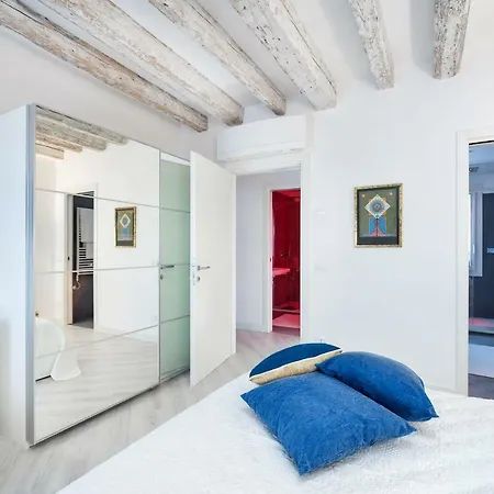 Apartment Heaven Biennale, The Elegant