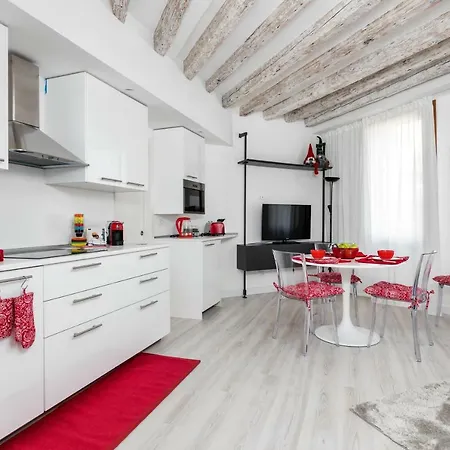 Apartment Heaven Biennale, The Elegant Venice