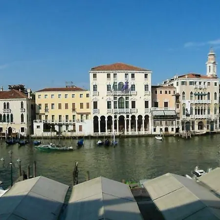 Apartment Loft Overlooking The Grand Canal