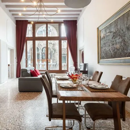 Ponte Raspi Canal View Apartment Venice