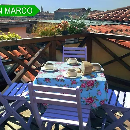 Apartment Mariangela Artist's