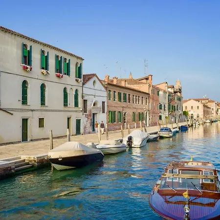 Appartement Art Painting With Canal View *
