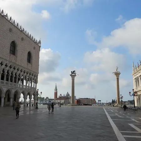 San Salvador Basic & Local 2 Stars Hotel Venedig
