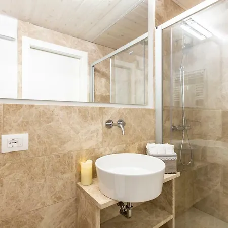 Apartment Elegant Fornasa Vecia, Canal View With A Beautiful Garden R&r Venice