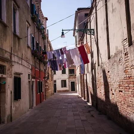 Biennale Bianco & Rosso Apartment