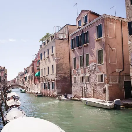 Biennale Bianco & Rosso Apartment