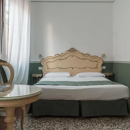 Ca' San Trovaso - 6 Bed and Breakfast Βενετία
