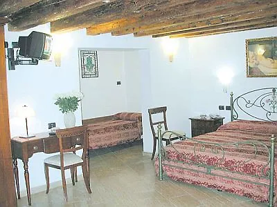 Ca' Dei Leoni מלון 3*