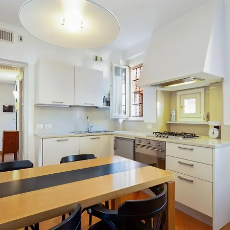 Apartment Elegant Two Bedroom In Venetian Style Venice
