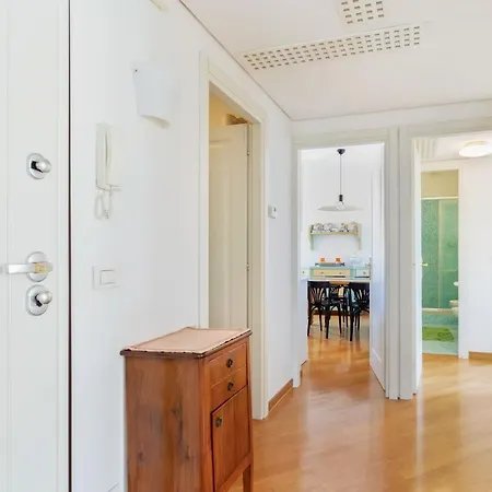 Elegant Two Bedroom In Venetian Style Apartment