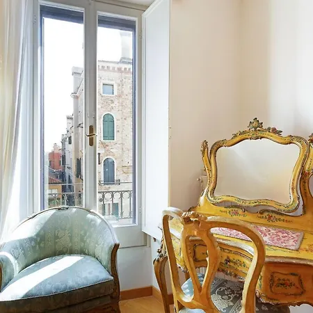 Elegant Two Bedroom In Venetian Style Venice