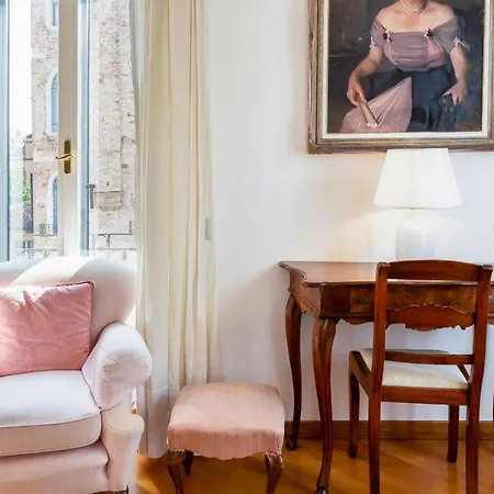 Apartment Elegant Two Bedroom In Venetian Style Venice