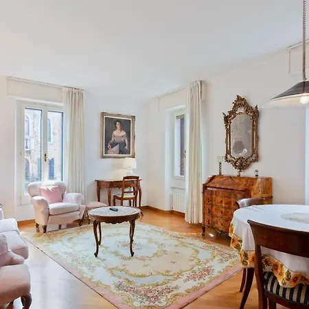 Elegant Two Bedroom In Venetian Style Venice