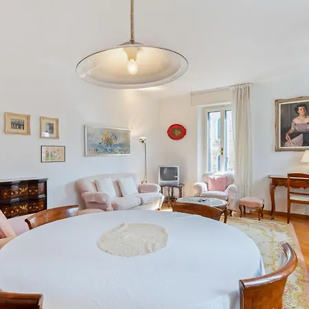 Apartment Elegant Two Bedroom In Venetian Style