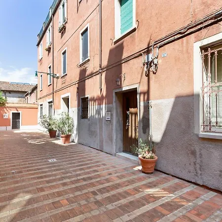 Elegant Two Bedroom In Venetian Style Apartment Venice