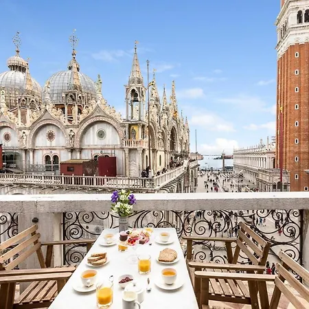 Due Leoni Terrace In St Mark's Square Apartment