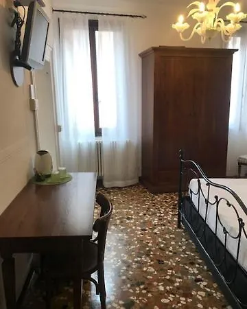 Al Teatro With Canal View Bed & Breakfast Venice