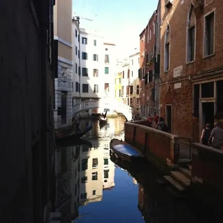 Al Teatro With Canal View Bed & Breakfast