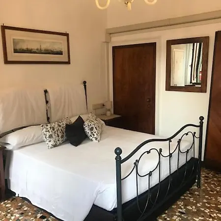 Bed & Breakfast Al Teatro With Canal View Venice