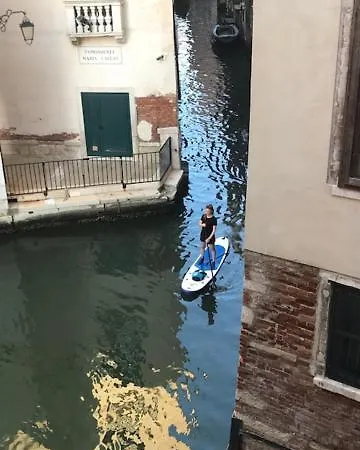 Al Teatro With Canal View Bed & Breakfast Venice
