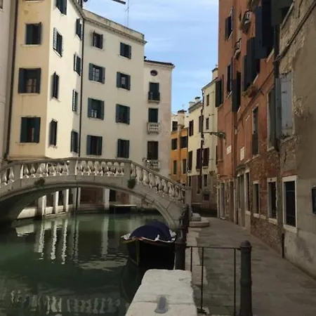 Al Teatro With Canal View Venice
