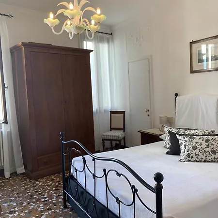 Al Teatro With Canal View Bed & Breakfast Venice