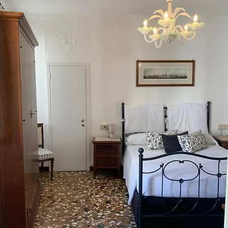 Bed & Breakfast Al Teatro With Canal View Venice