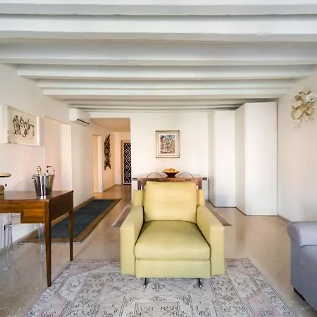 Apartment Grand Canal Next To Guggenheim Venice