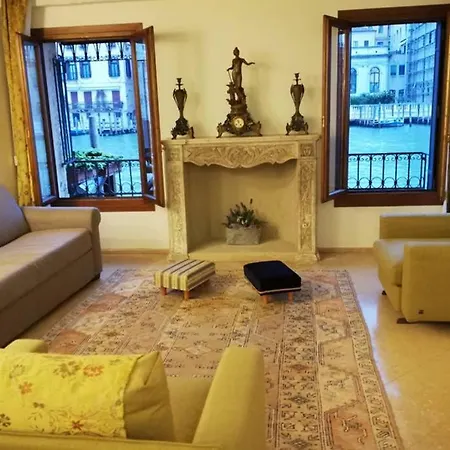 Apartment Grand Canal Next To Guggenheim Venice