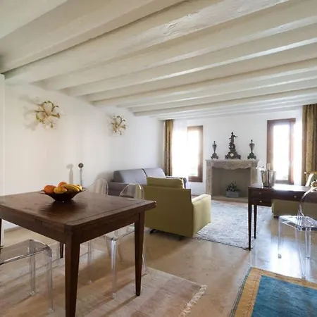 Apartment Grand Canal Next To Guggenheim Venice