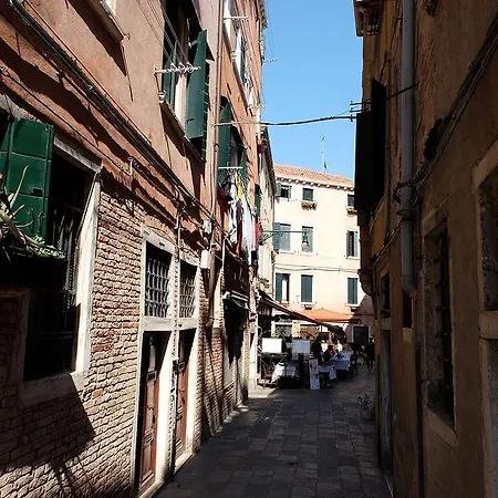Al Piano - Away From Venise