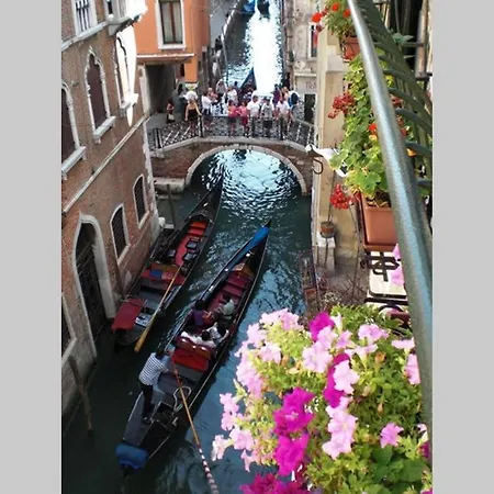 Flat With Canal View Near San Marco Lägenhet