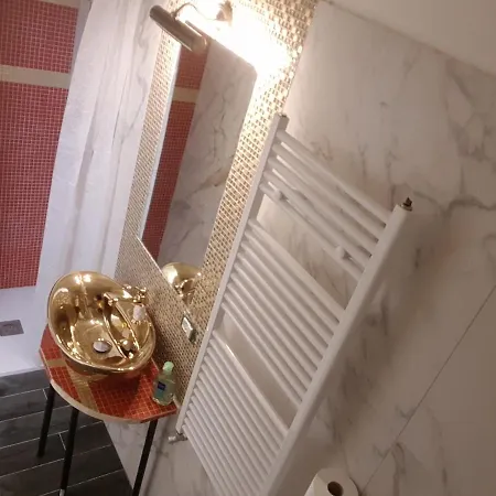 Golden Place Apartment *