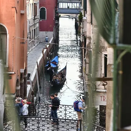Flat With Canal View Near San Marco Lägenhet