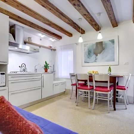 Cozy Up To 4 In Biennale Giardini By Bricola Apartment