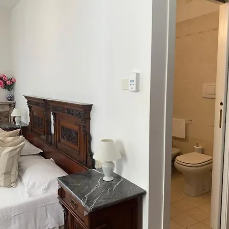 Bed & Breakfast Al Teatro With Canal View Venice