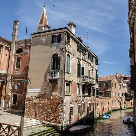 Le Sorelle Apartment *