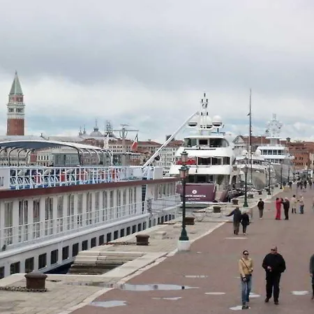 Hostel Biennale Hostel Venice