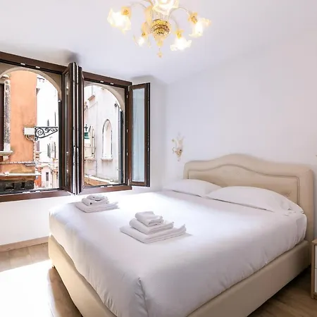 Rialto 707 Bed & Breakfast 2*