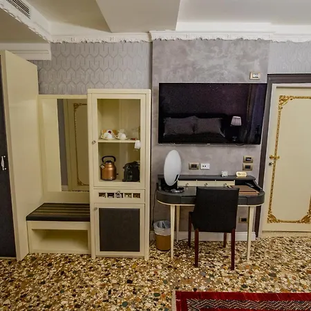 Ego' Boutique - The Silk Road Venice