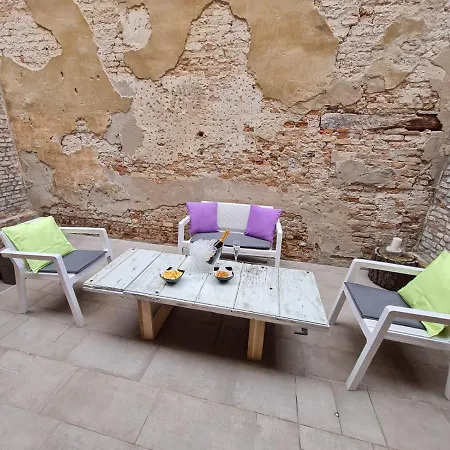 With Private Courtyard Apartment *