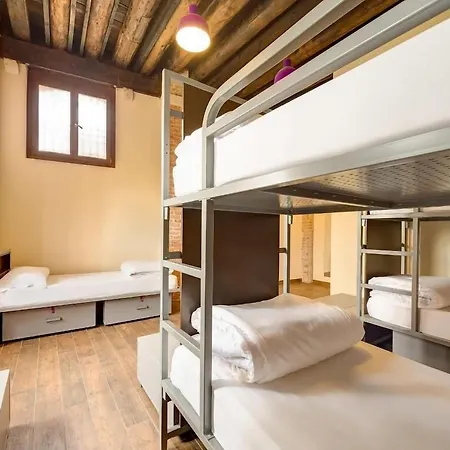 Generator Hostel *