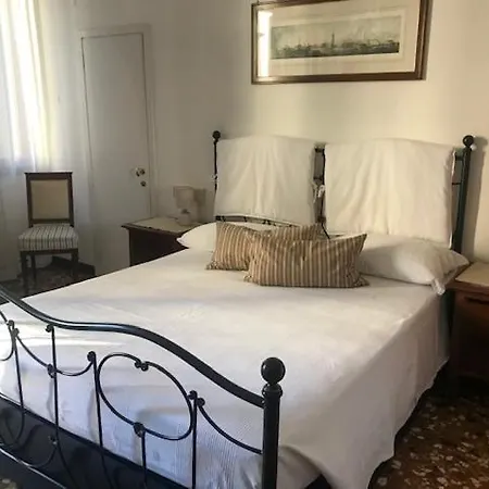 Bed & Breakfast Al Teatro With Canal View Venice