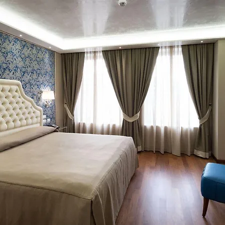 Santa Chiara Otel 4*