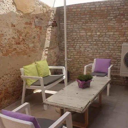 Apartment With Private Courtyard Venice