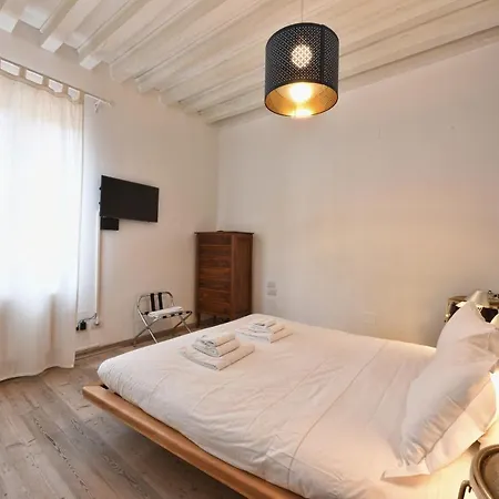 Al Piano - Away From Appartement Venise