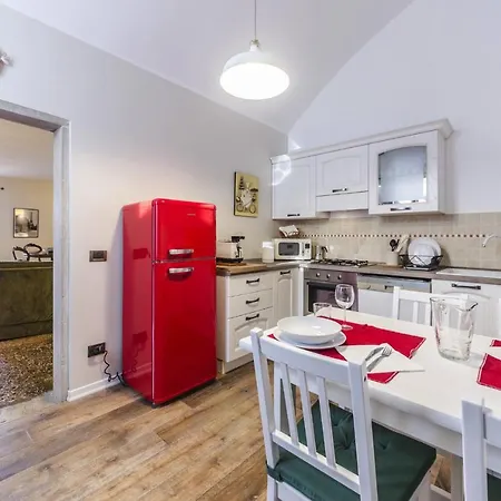 Maurizio House - Near The Train Station Apartment *