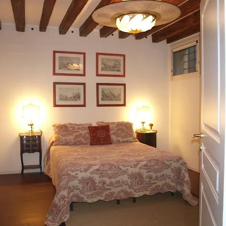 Apartment Al Pozzo Dei Scoacamini, 100 M From San Marco, Ground Floor