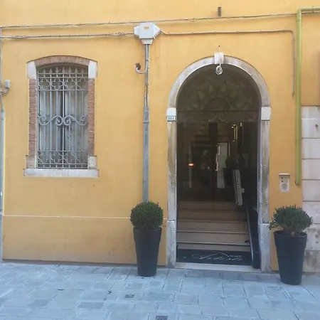Agli Artisti 3*